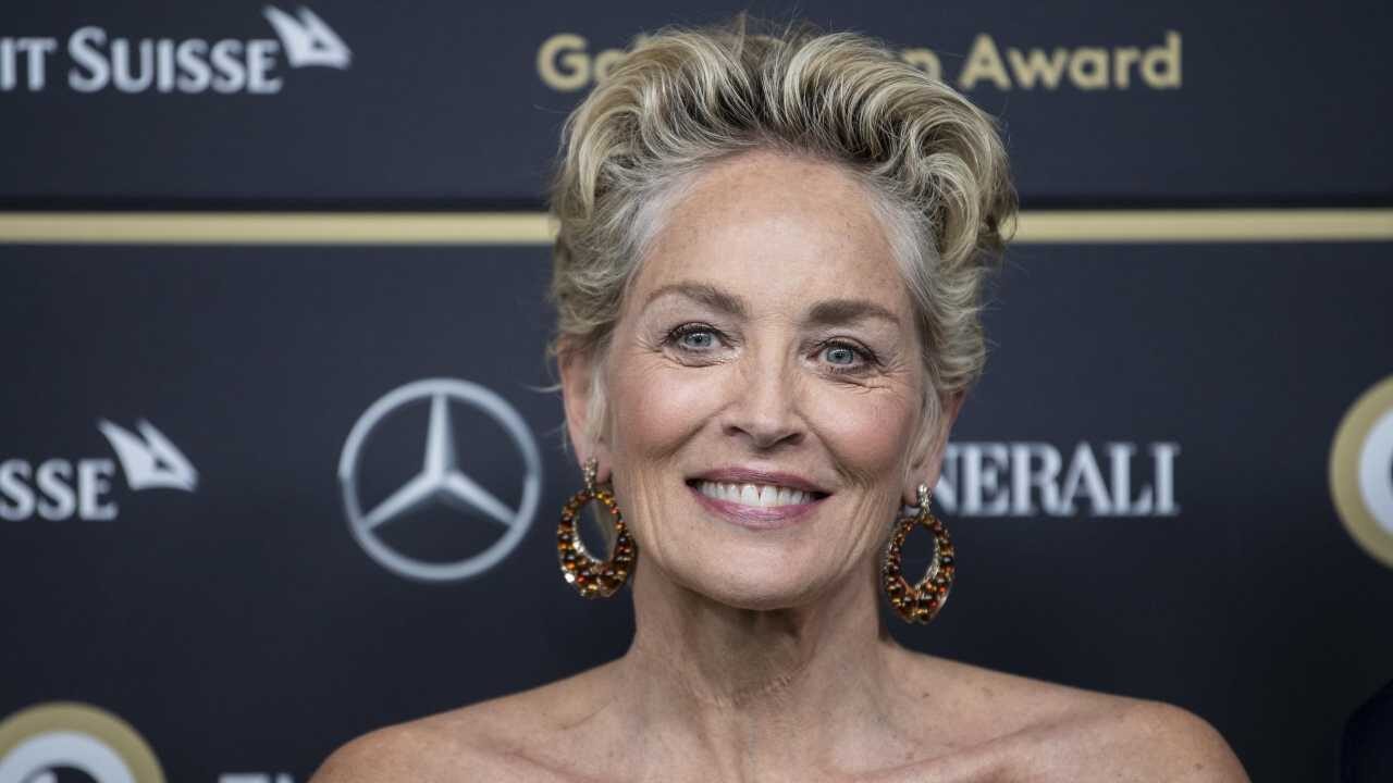Sharon Stone mozzafiato in bikini a 64 anni stuzzica i fan: “Perché mi metto sempre in forma quando l’estate finisce?”[FOTO]