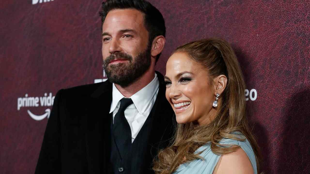 Jennifer Lopez e Ben Affleck: tutto sulle seconde nozze in Georgia, dal dress code in bianco al dettaglio stupefacente dell’abito da sposa [FOTO]