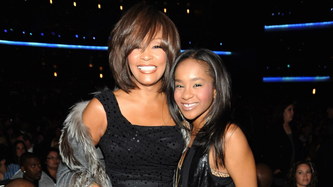 Whitney Houston e il tragico destino condiviso con la figlia Bobby Kristina, morta a soli 22 anni