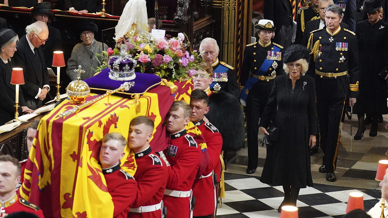 Morte di Elisabetta II: quanto sono costati e chi ha pagato i solenni funerali della regina d’Inghilterra?