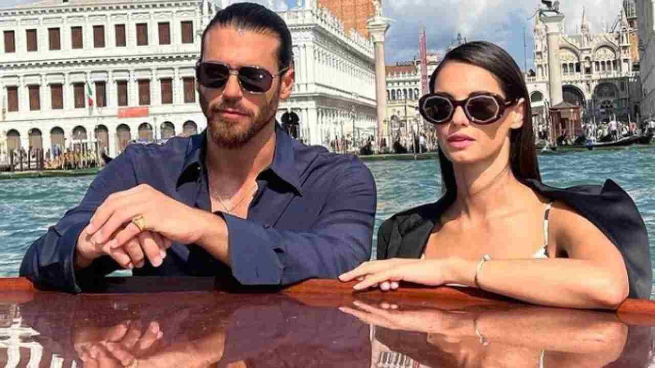Venezia 79  – Can Yaman sbotta contro le fan: “basta aggredire ogni donna che mi si avvicina”