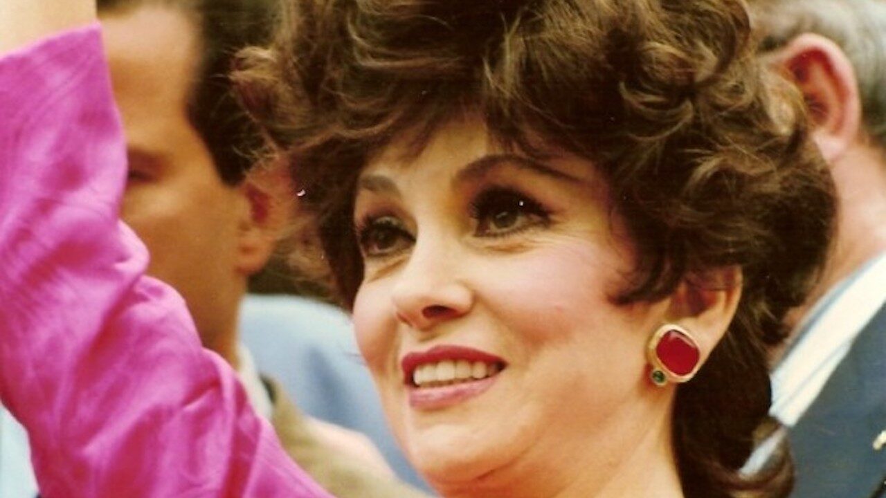 Gina Lollobrigida in ospedale per la frattura del femore: tutto ciò che sappiamo sulle condizioni dell’attrice 95enne