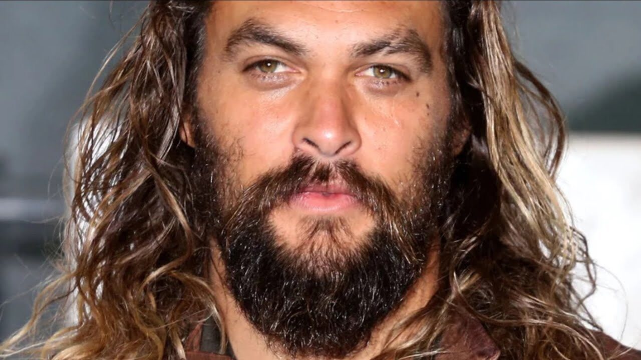 Jason Momoa ha tagliato i  lunghi capelli, ma per una buona causa: il risultato è sorprendente!