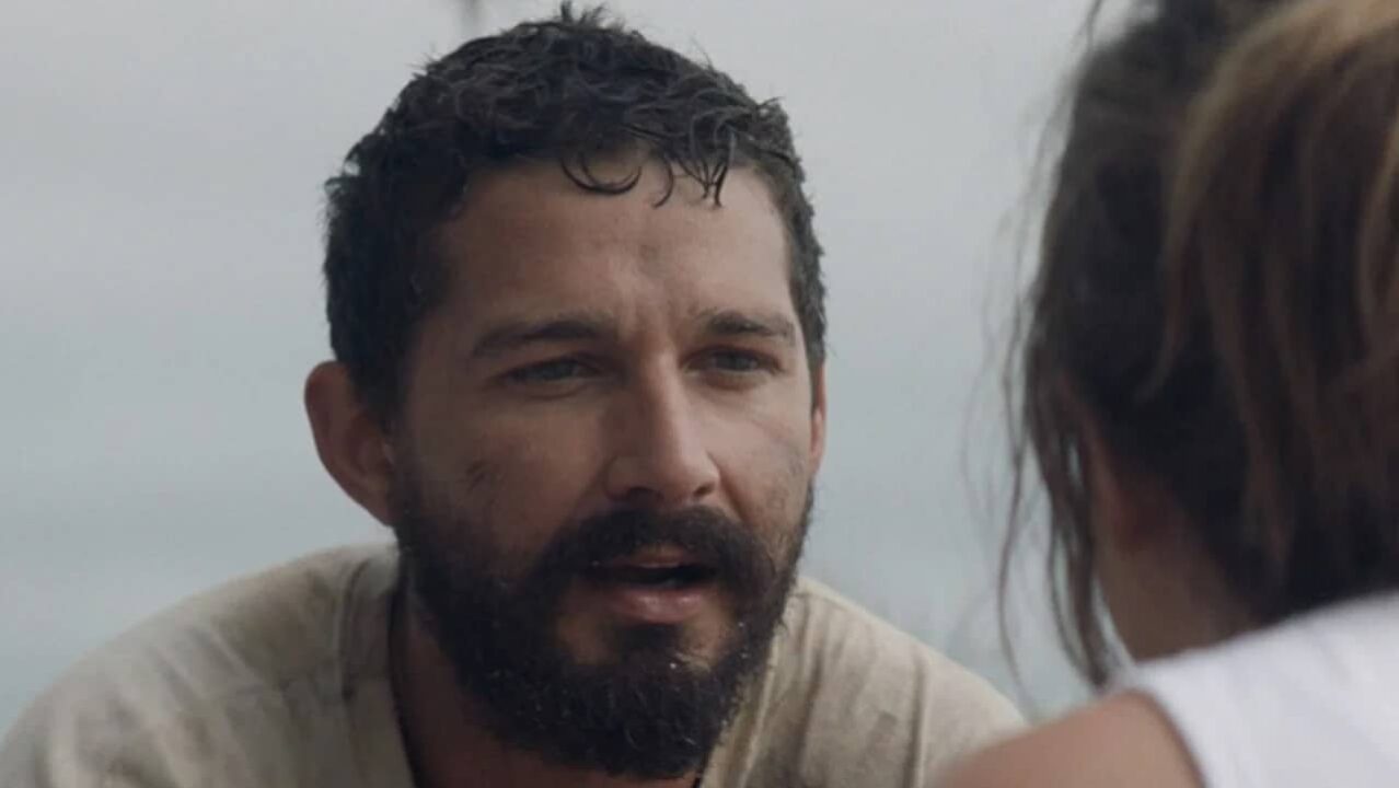 Shia LaBeouf piange la morte della madre: “mi ha insegnato la fede in Dio”