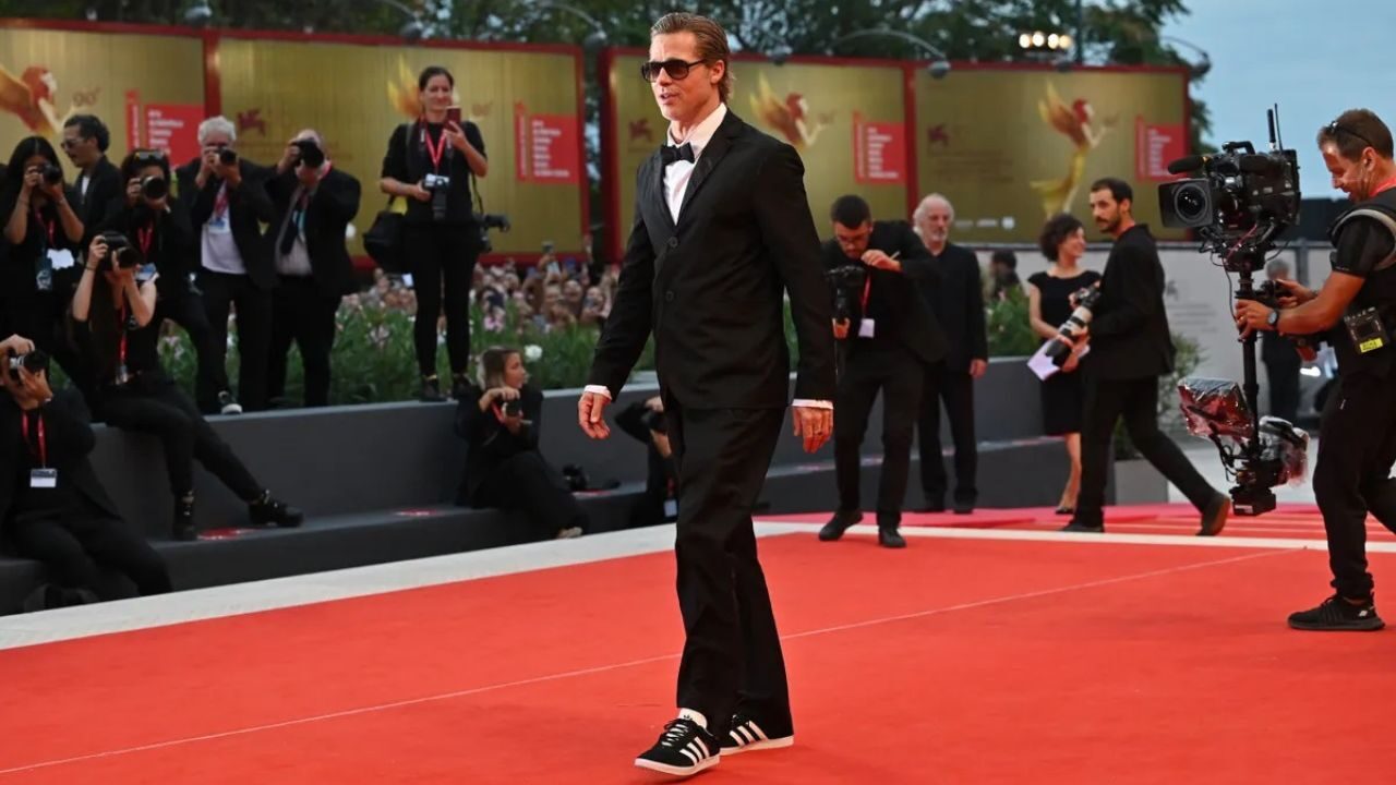 Venezia 79 – Brad Pitt sul red carpet in look casual chic fa impazzire le fan con un dettaglio che non poteva passare inosservato [FOTO]