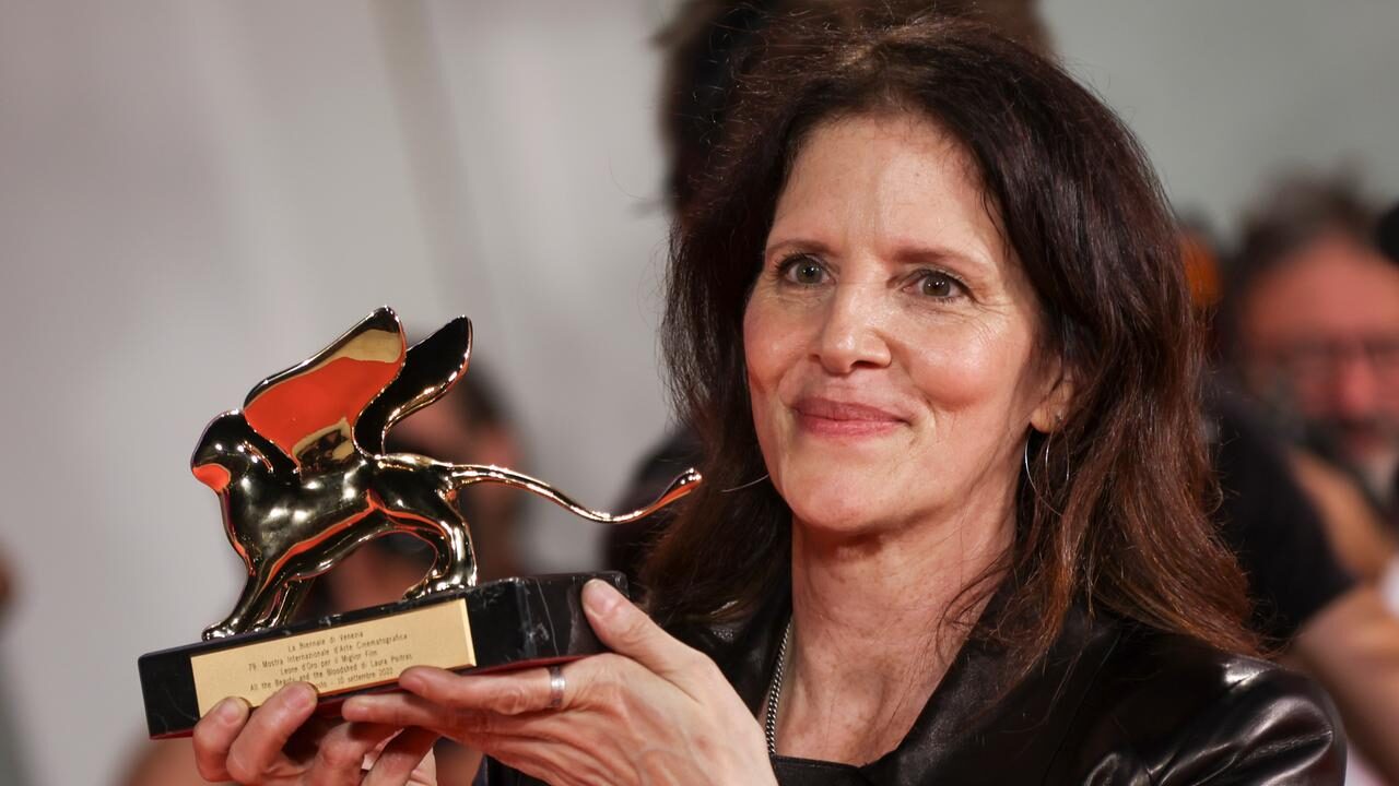 Chi è Laura Poitras? Biografia, carriera e vita privata della regista vincitrice del Leone d’Oro a Venezia 79
