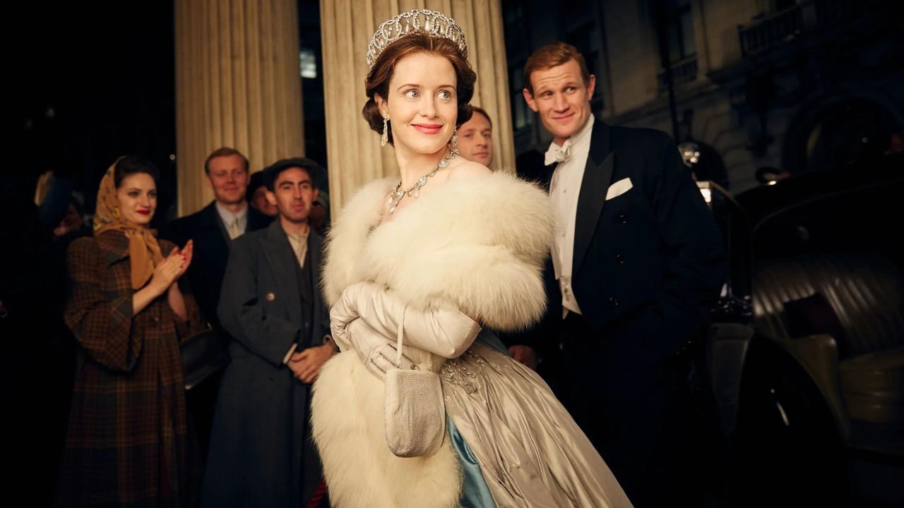 The Crown, re Carlo e lo strano avvertimento a Netflix: “Non è un documentario”