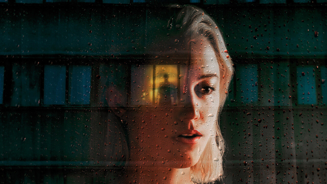 Watcher: recensione del film di Chloe Okuno con Maika Monroe