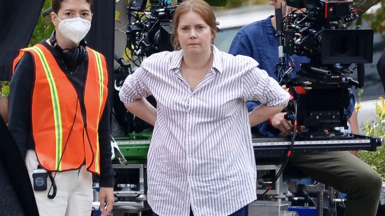 Amy Adams sciocca i fan! La splendida attrice appare irriconoscibile nelle prime foto dal set di Nightbitch [FOTO]