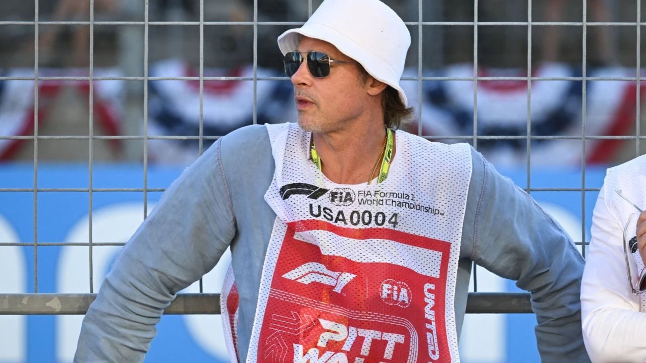 Brad Pitt immortalato in pista con la Ferrari e Charles Leclerc: l’attore si prepara a interpretare un pilota [FOTO]