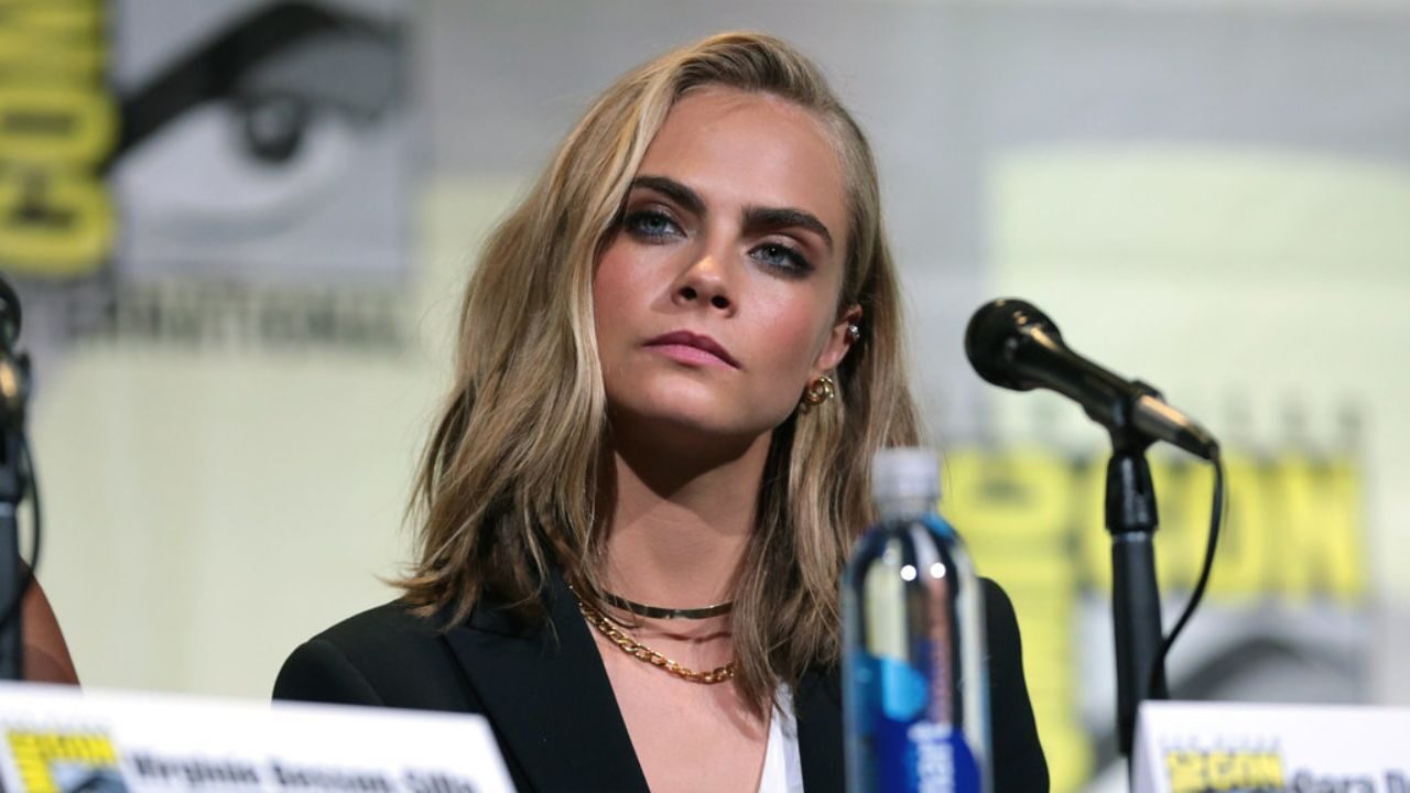 Cara Delevingne e il seminario sulla masturbazione per la serie Planet Sex: “non credevo di essere così pudica”