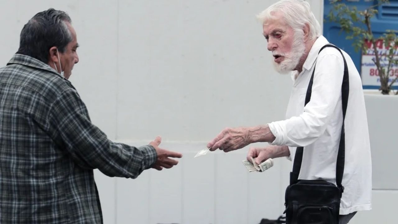 Dick Van Dyke benefattore a 96 anni regala soldi ai bisognosi a Malibù: “ogni volta che ho qualche pezzo da cinque passo di qua”