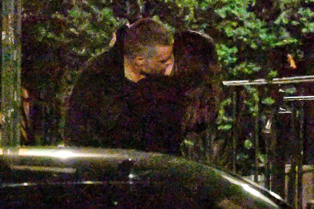 Emily Ratajkowski bacia appassionatamente un uomo… ma non è Brad Pitt! Ecco chi sarebbe il nuovo flirt dell’attrice e modella [FOTO]
