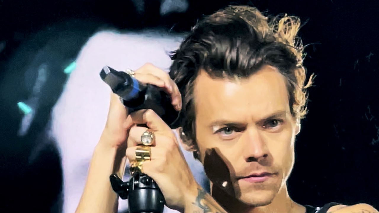 Harry Styles colpito da una bottiglia durante un concerto Cinematographe.it