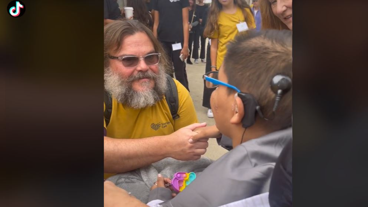 Jack Black canta School of Rock per un bambino disabile: ecco l’adorabile video