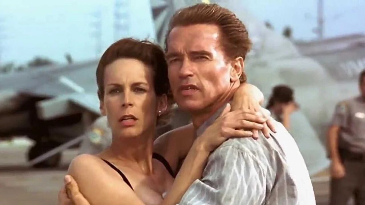 Jamie Lee Curtis bacia Arnold Schwarzenegger sulla Walk Of Fame 28 anni dopo True Lies [FOTO]