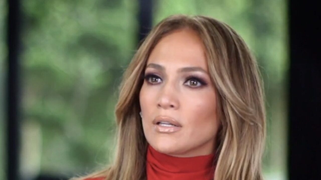 Jennifer Lopez si sdoppia e litiga con sé stessa per una borsa! [VIDEO]