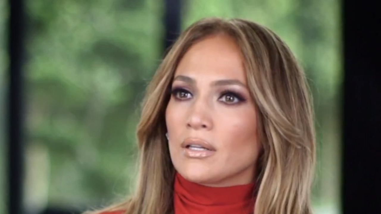 Jennifer Lopez in lotta con sé stessa spot borsa Cinematographe.it