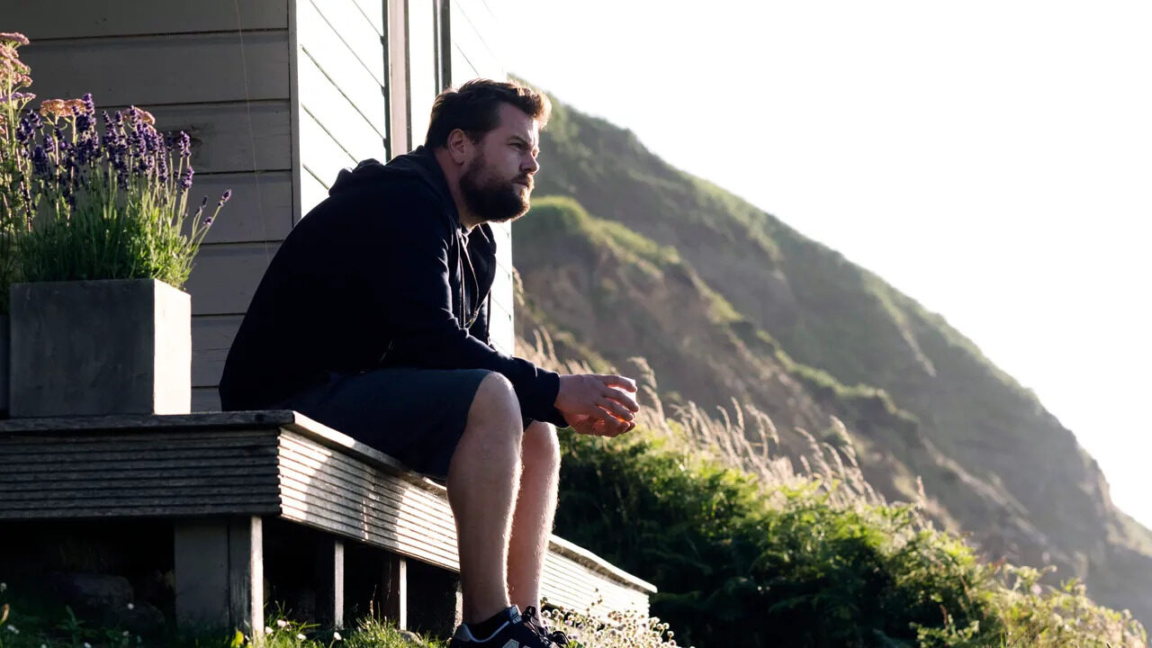 Mammals: trailer e data d’uscita della serie Prime Video con James Corden