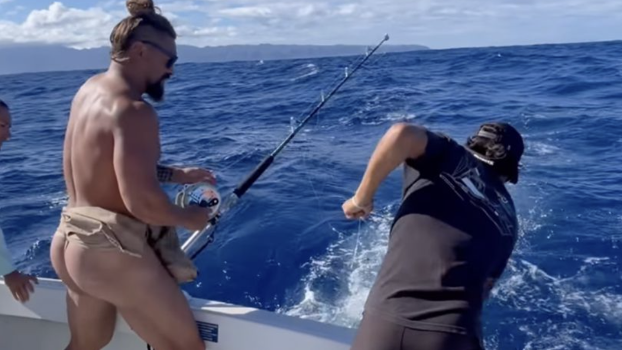 Jason Momoa in barca con gli amici mostra uno scultoreo lato B: la sua tecnica di pesca è decisamente…naturista! [FOTO]