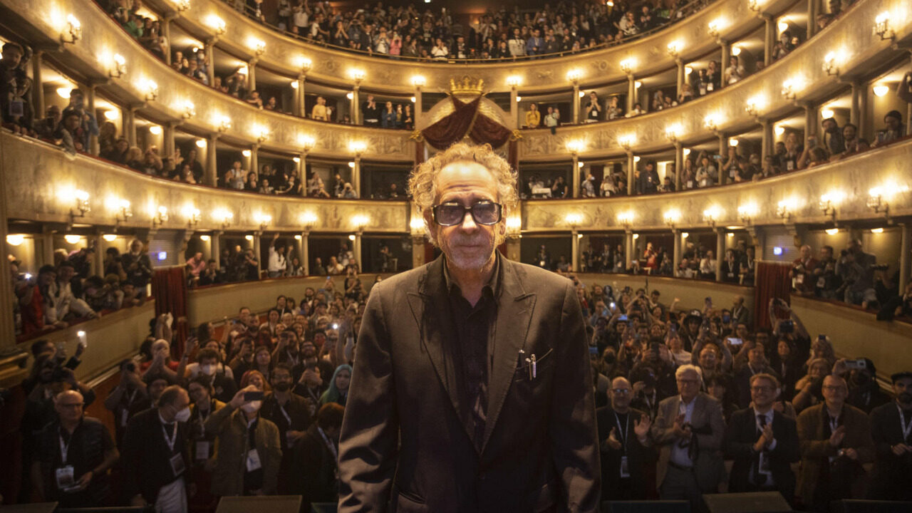 Tim Burton, accoglienza super al Lucca Comics & Games 2022: oltre 8.000 fan ad attenderlo! [FOTO]