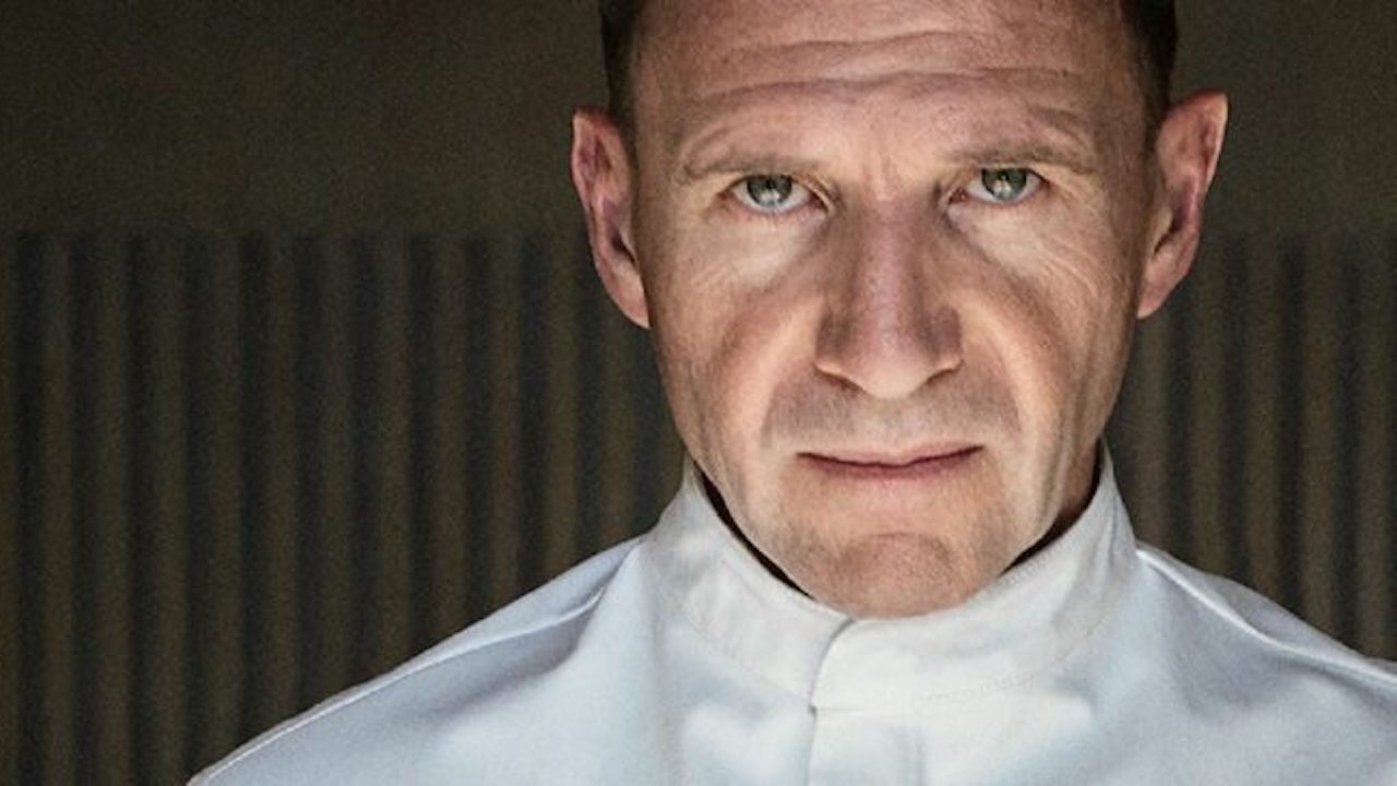 The Menu: i trailer con Ralph Fiennes nei panni dello chef malvagio