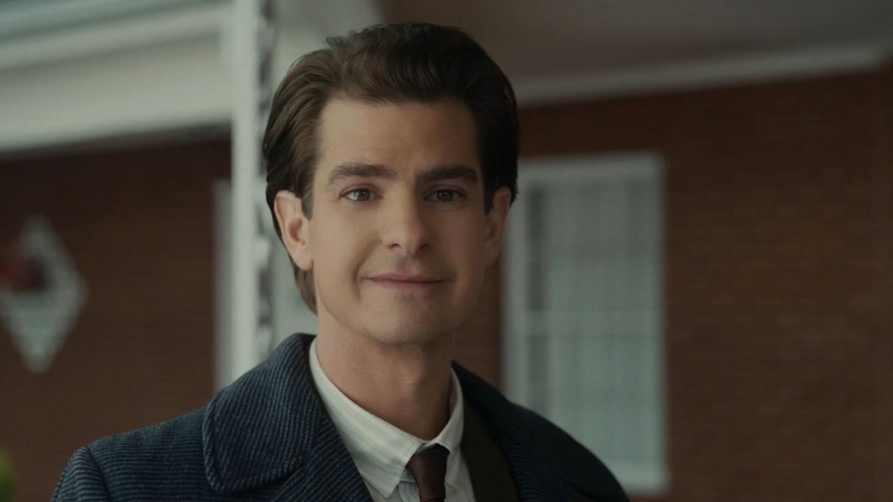 Andrew Garfield si commuove ricordando la madre: “è un inferno, fa male”