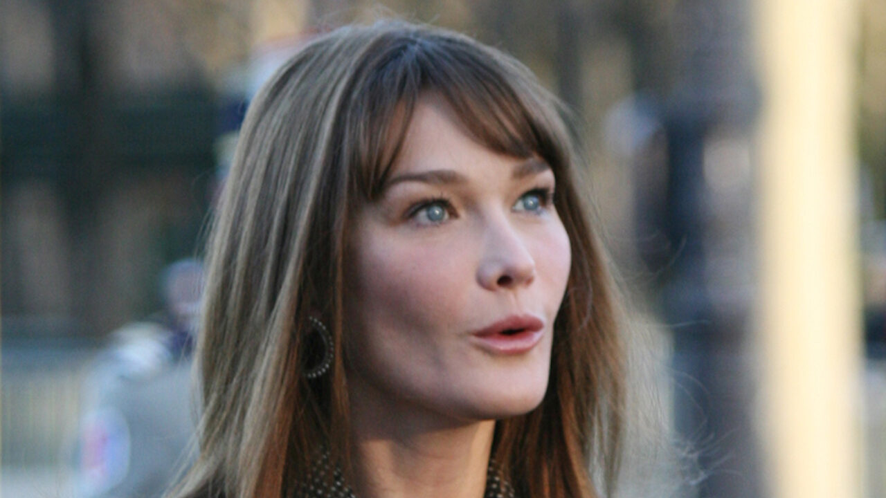 Carla Bruni e gli anni che non passano mai: a 54 anni in bikini bianco è mozzafiato! [FOTO]