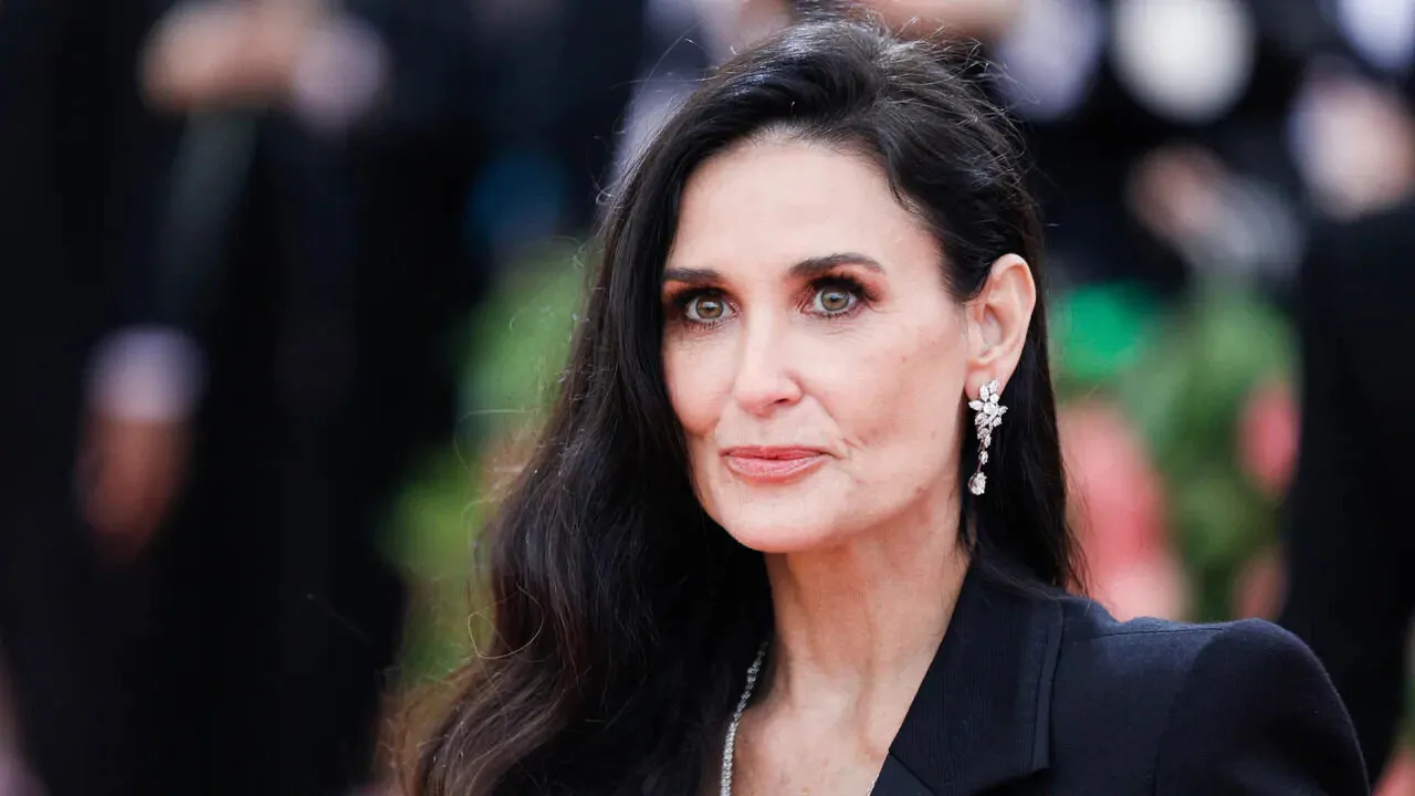 Avete visto il fidanzato di Demi Moore? È un famoso chef svizzero, ha 13 anni in meno e l’ha resa di nuovo felice a 60 anni [FOTO]