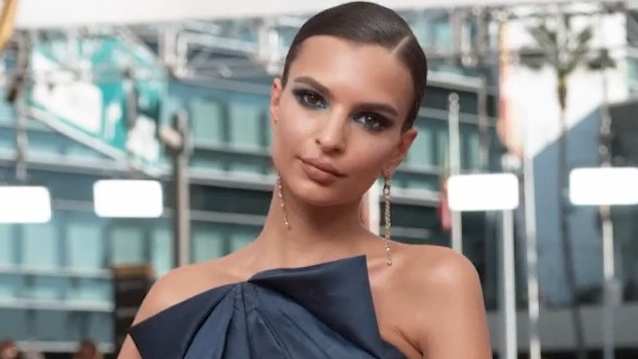 Emily Ratajkowski da sola e…senza reggiseno al party: dov’è finito Pete Davidson? [FOTO]