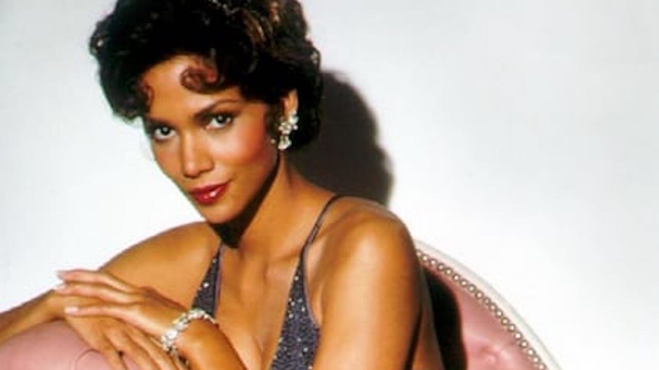 Halle Berry si mostra in lingerie per Dorothy Dandridge [FOTO]