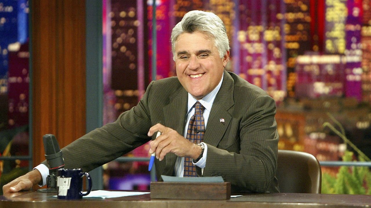 Jay Leno: in fiamme una delle sue auto, gravi ustioni per l’ex conduttore di The Tonight Show