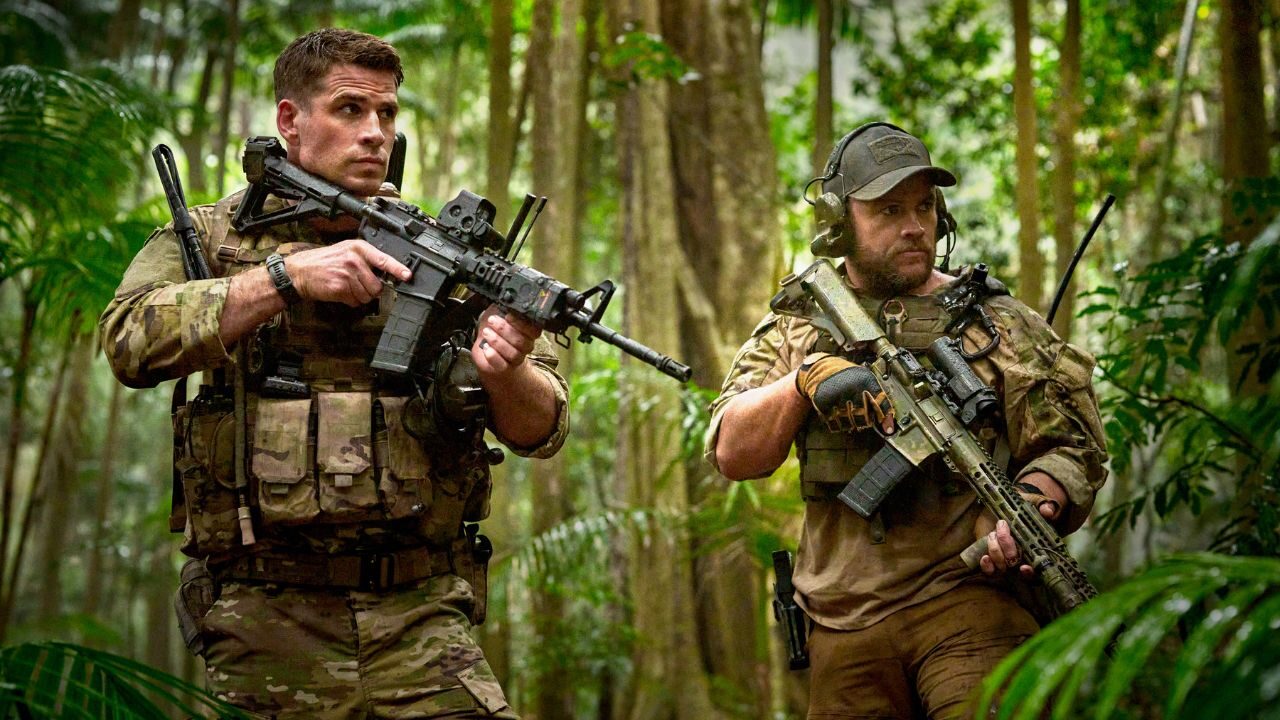 Land of Bad: i fratelli Luke e Liam Hemsworth protagonisti della prima immagine ufficiale