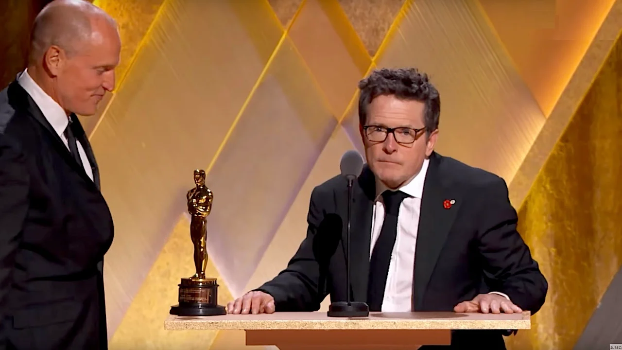 Michael J. Fox riceve l’Oscar onorario e ringrazia i suoi fan: “Grazie, così mi fate tremare” [VIDEO]