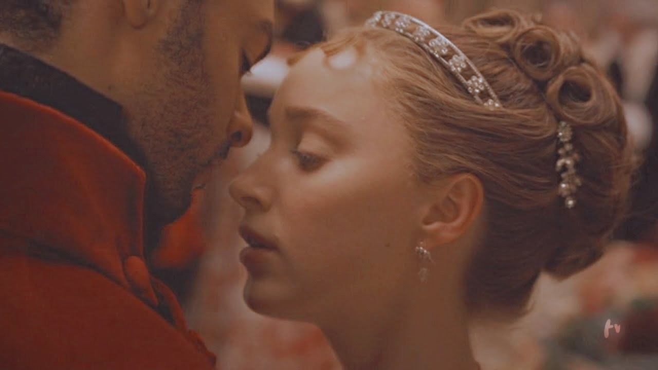 Phoebe Dynevor and Andrew Gardfield coppia - cinematographe.it