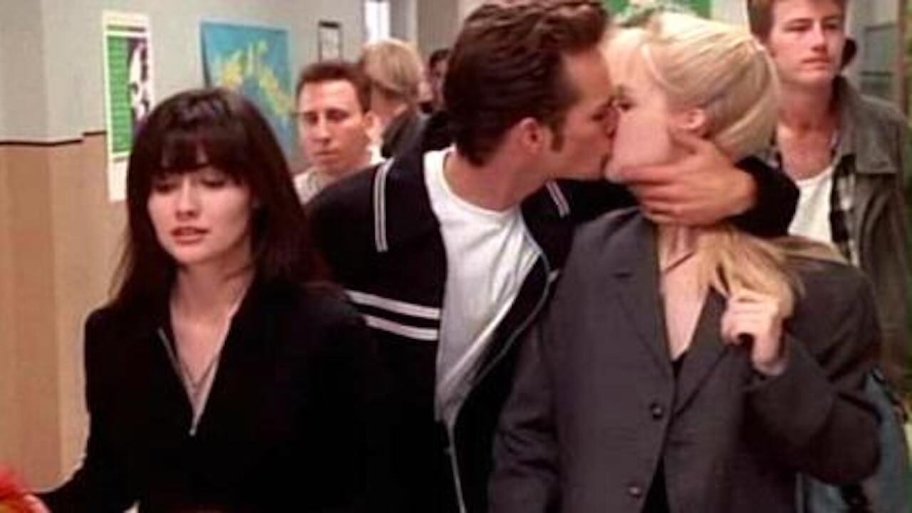 Shannen Doherty ammette: “La scena del bacio tra Dylan e Kelly è stata devastante, ero Brenda Walsh”