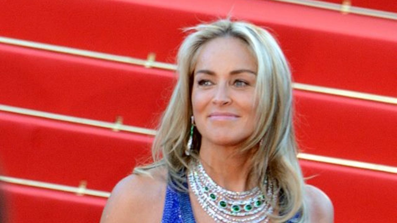 Sharon Stone scopre di avere un grosso tumore dopo una diagnosi errata: l’attrice dovrà essere operata con urgenza 