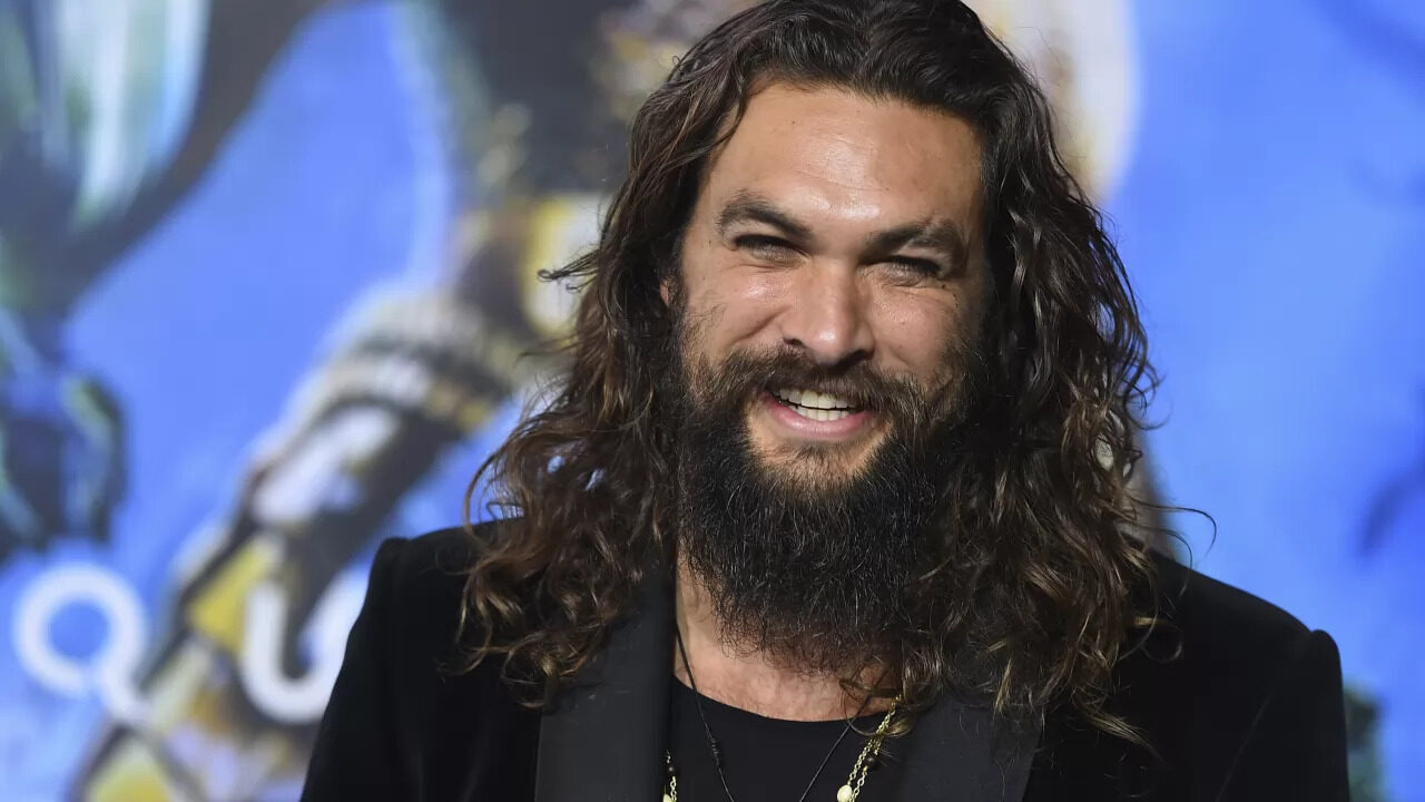 Jason Momoa si spoglia al Jimmy Kimmel Live: il lato B dell’attore sembra scolpito nel marmo! [VIDEO]