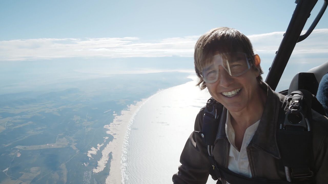 Tom Cruise ringrazia i fan per il successo di Top Gun: Maverick lanciandosi da un elicottero [VIDEO]