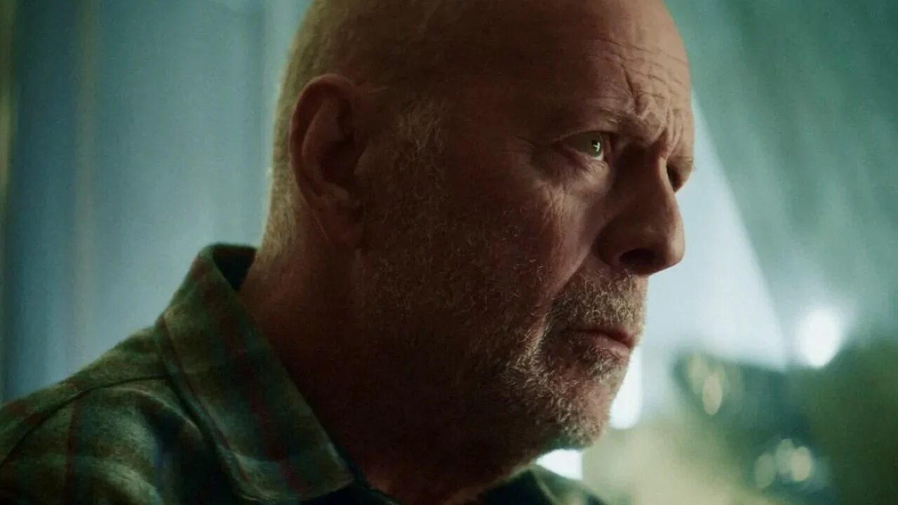 Bruce Willis sta peggiorando rapidamente e i suoi familiari “pregano per un miracolo di Natale”: l’attore parla e capisce sempre meno 