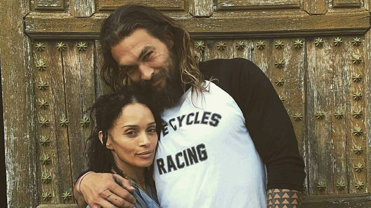 Jason Momoa e la consegna natalizia a casa di Lisa Bonet dimostra il trionfo dell’affetto nonostante la fine dell’amore [FOTO]