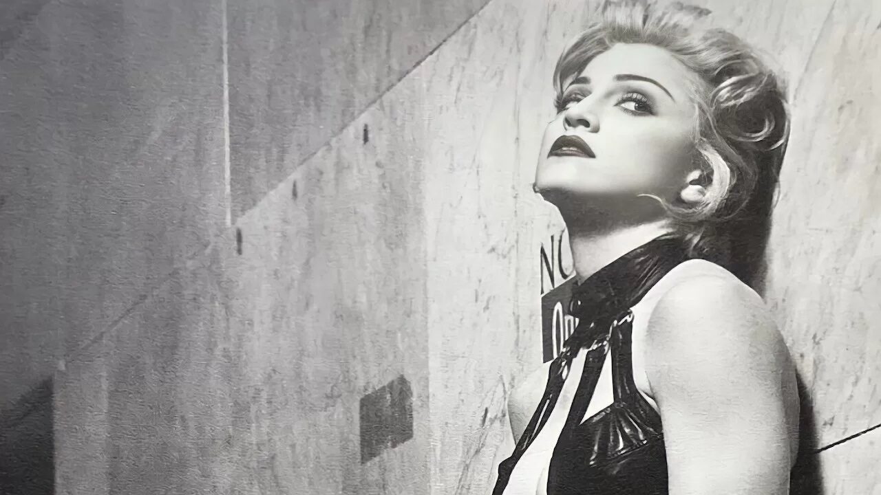 Sex: Madonna torna a dare scandalo celebrando in una mostra i 30 anni del suo libro fotografico ad alto tasso erotico