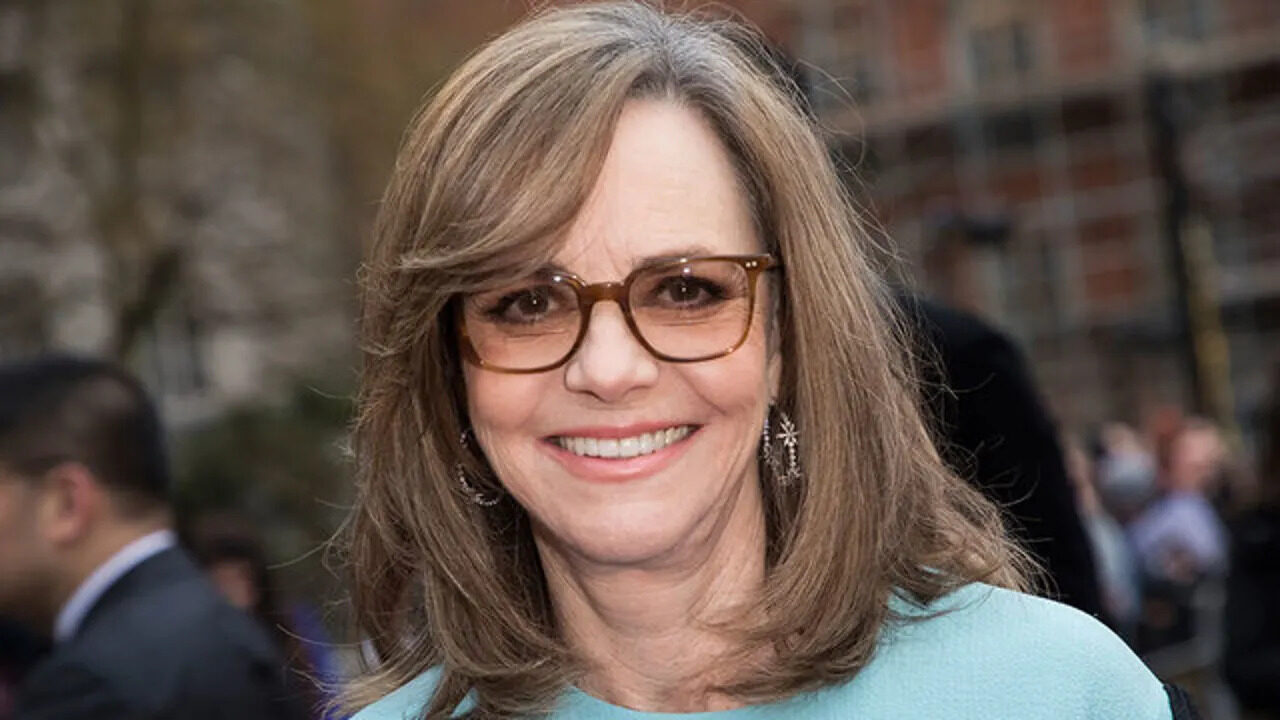 Sally Field rivela: “il peggior bacio cinematografico è stato con un mio ex famoso”. Ecco di chi si tratta e perché!