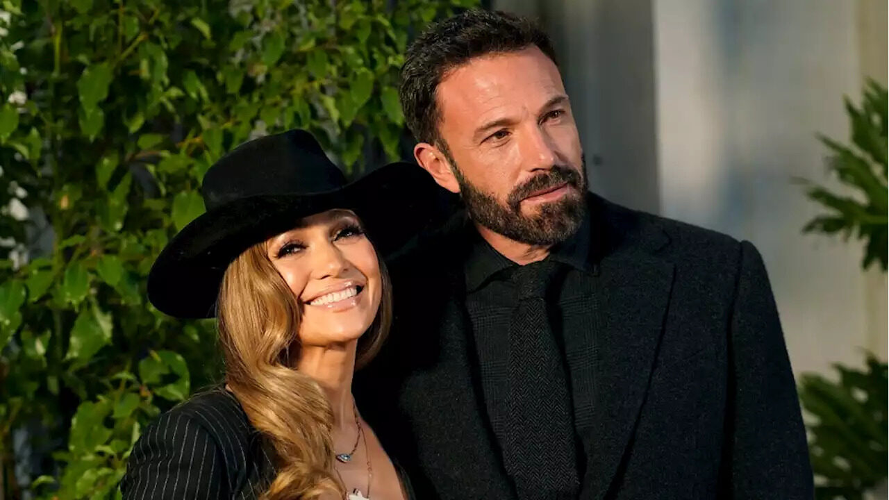 Jennifer Lopez condivide con i fan il primo Natale da moglie di Ben Affleck sfoggiando un insolito look da scolaretta sexy! [FOTO]