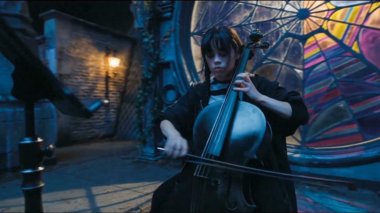 Mercoledì Jenna Ortega violoncello