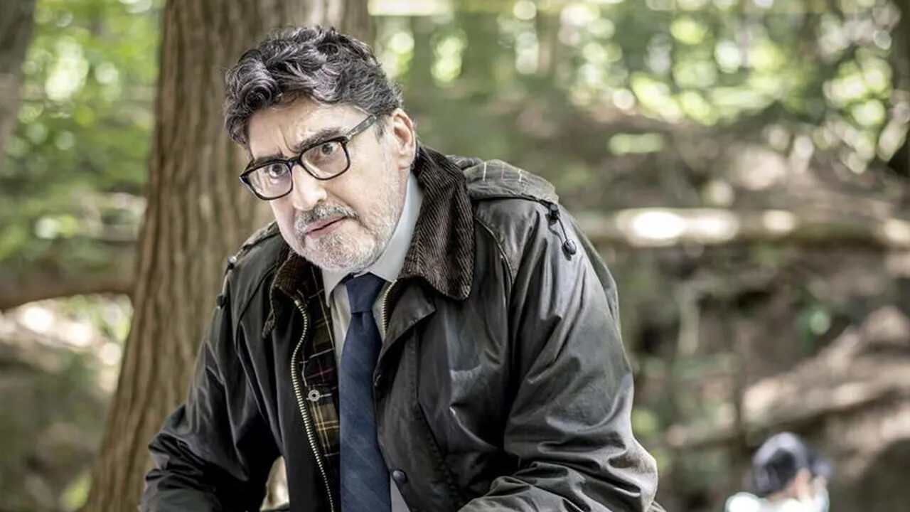 Il commissario Gamache – Misteri a Three Pines: trailer e data d’uscita della serie crime Sky con Alfred Molina