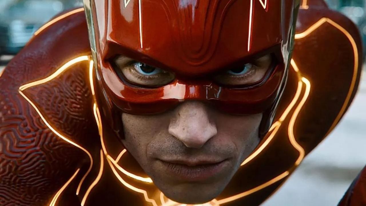 The Flash: il poster ufficiale del film mostra l’ingresso dell’eroe nella Batcaverna
