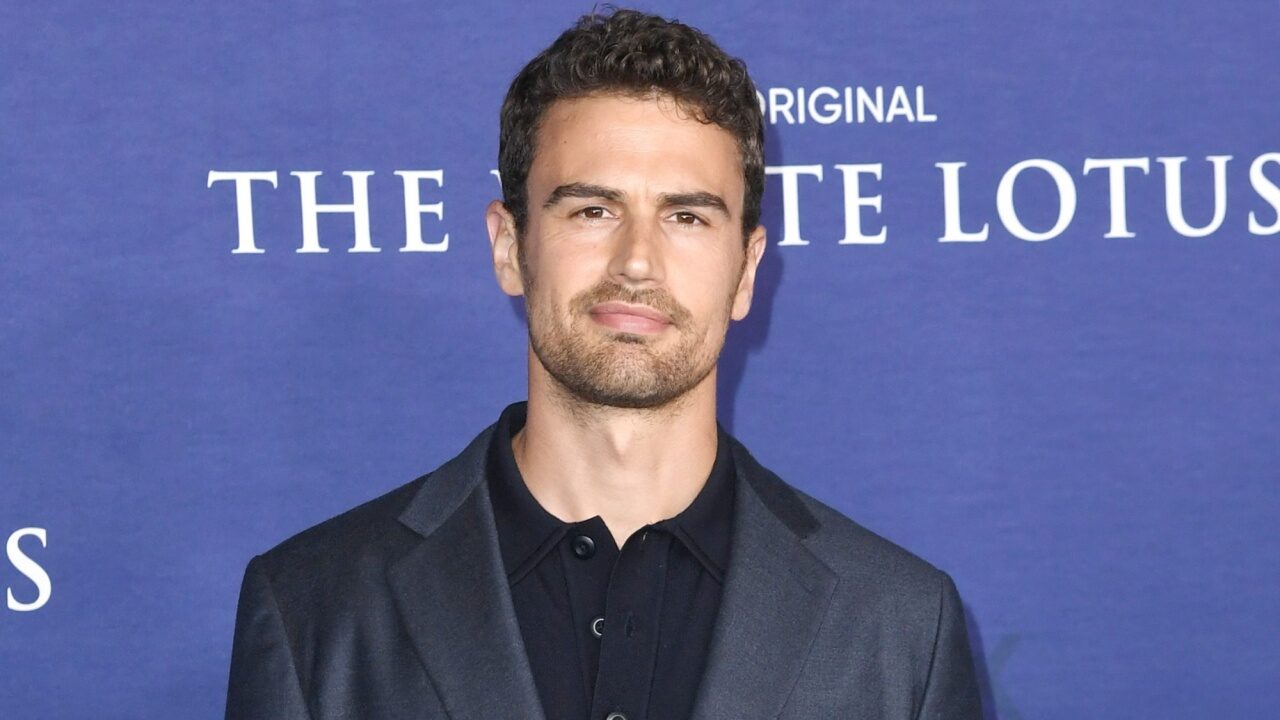 The White Lotus 2, Theo James smentisce ogni teoria: “Ho usato una protesi per il pene”