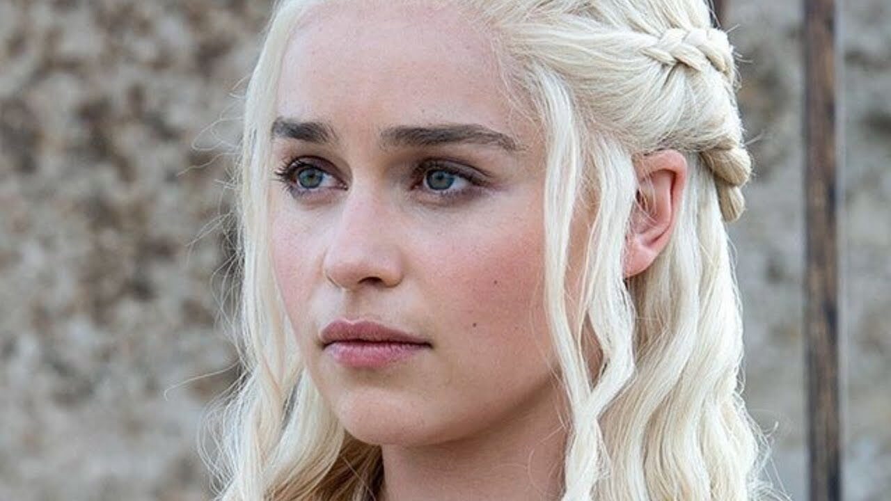 Emilia Clarke ammette: “Mi rifiuto di vedere House of the Dragon, mi perdonate?”