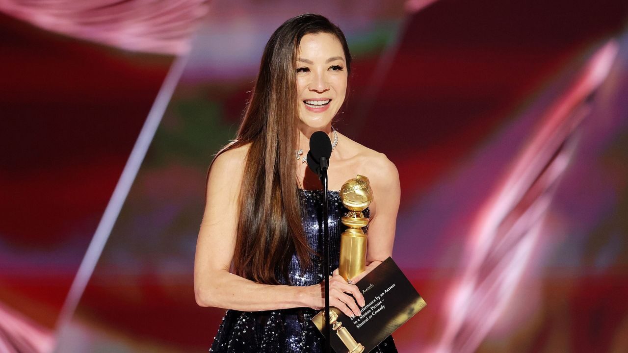 Golden Globes: cercano di tagliare il discorso di Michelle Yeoh, lei reagisce “State zitti!” [VIDEO]